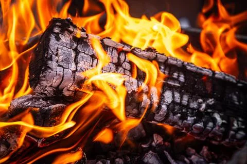 Close up of fire with orange red flames burning in darkness. Coal fire Foto stock
