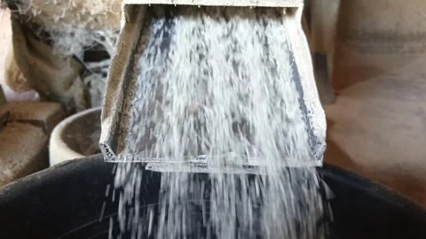 Close Up of First Stage Rice Polishing Process in Traditional Mill Видео 345598895