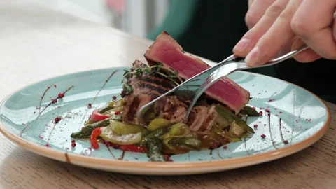 Close-up of fish steak with garnish Vidéo 200842450