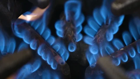 Close up of flames ignition and adjustments on restaurant stovetop burner Vídeos de archivo 123924760