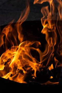 Close up of the flames of a small bonfire burning outdoors, campfire in summe Foto stock