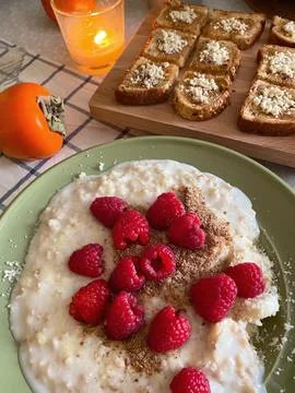 Close-up of flat lay breakfast with oatmeal porridge and raspberries Foto stock