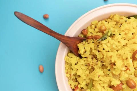 Close up Flat lay of Fresh Poha an Indian snacks on bowl with spoon with peanuts Foto stock