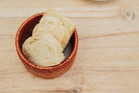 Close up flatlay top view of a basket of bread or sourdough on a table. Foto stock
