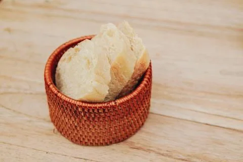 Close up flatlay top view of a basket of bread or sourdough on a table. Fotos de archivo