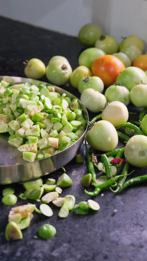 Close up of flies sitting on cut green vegetables and tomatoes 動画素材 332887159