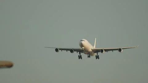 Close-up of the flight of passenger airplane in the sky on low high. Vídeos de archivo 303707312