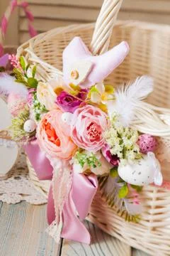 Close-up floral decor on basket. Easter holidays concept Foto stock
