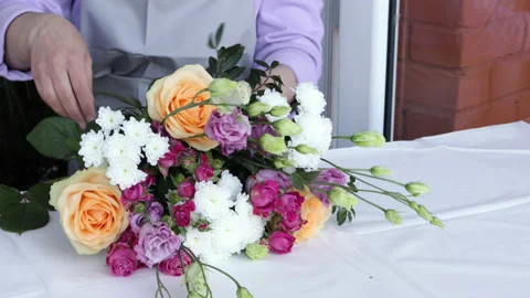 Close up florist hands working in flower shop studio. Stock Footage 182371662