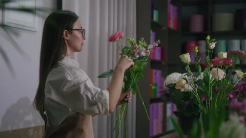 Close-up, a florist makes an order for a beautiful bouquet of flowers Stock Footage 195880942