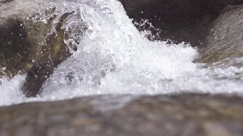 Close up of flowing water splash from mountain river on summer day. 스톡 동영상 130572386