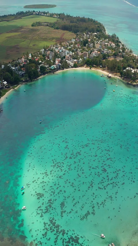 Close up fly over palm trees and beautiful beach lagoon. Paradise island in Vídeos de archivo 271155050