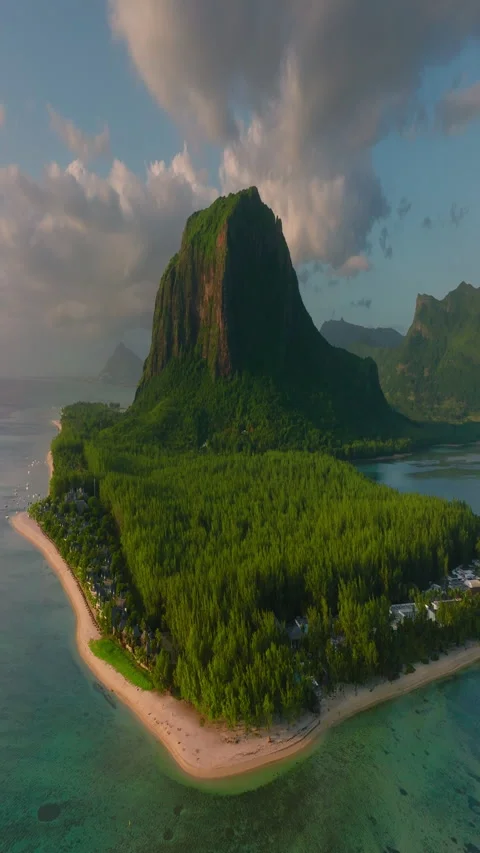 Close up fly over palm trees and beautiful beach lagoon. Paradise island in Stockbeeldmateriaal 271155328