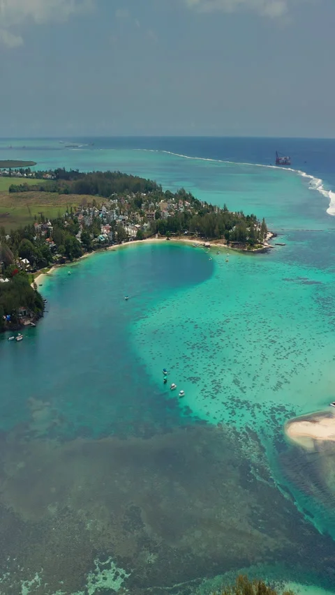 Close up fly over palm trees and beautiful beach lagoon. Paradise island in Stockbeeldmateriaal 272262136