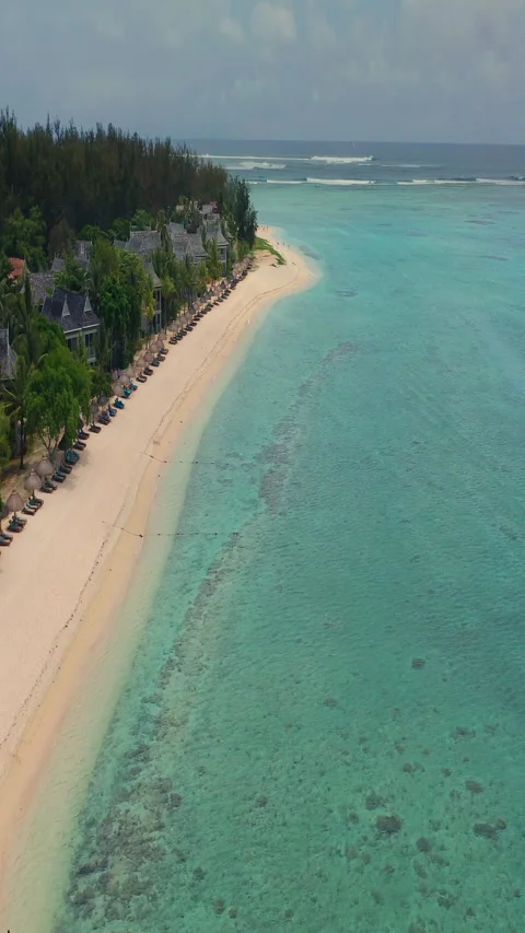 Close up fly over palm trees and beautiful beach lagoon. Paradise island in Stockbeeldmateriaal 272752782