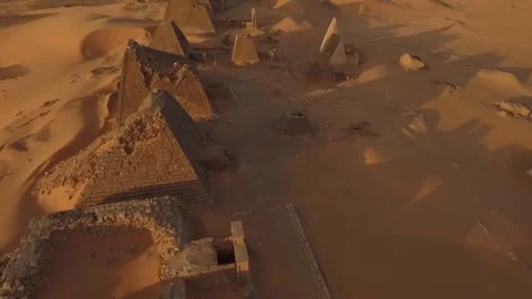 Close flyover of Meroe Pyramids in Sudan Video stock 72687230