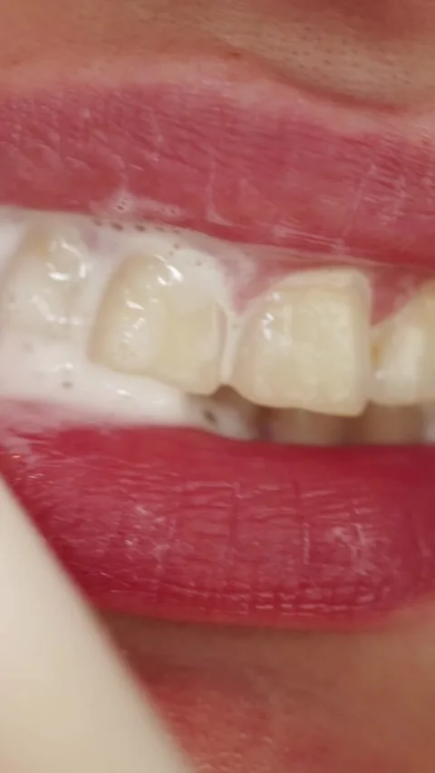 Close-up of foamy toothpaste on teeth and lips during brushing Vídeo Stock 343838160