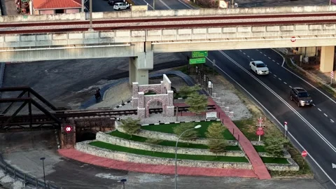 Close-up focuses on the red-brick arch Видео 332741545