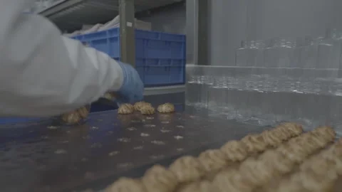 Close-up of food packaging process in a bakery Stock-Footage 327447158