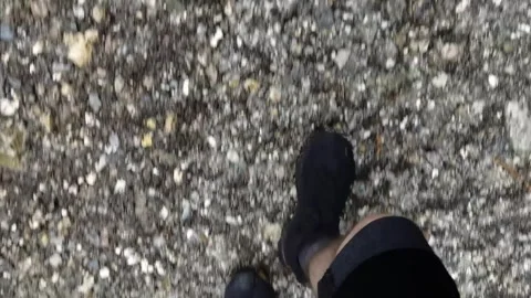 Close up of a foot path - hikers walking on forest path up hill in rain Vídeos de archivo 329058999