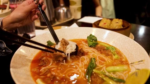 Close up footage of hands using chopsticks and spoon to eat delicious beef .. Stock-Footage 333913707