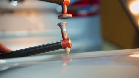 Close up footage of Process of pointless dent repair on car body, mechanic at 스톡 동영상 321516620