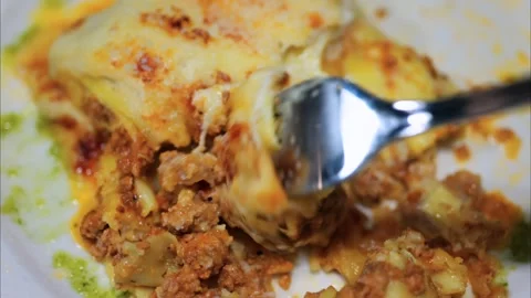 Close up of fork lifting bite of cheesy lasagna with meat sauce and bechame.. Vídeos de archivo 339753008
