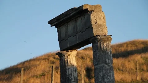 Close the frame. Ancient ruins. Roman columns. Sunset. Russia - 04. Vídeos de archivo 69856982