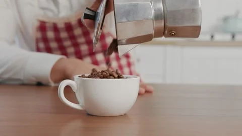 Close up frame of the coffee pot with coffee beans in the hands of a man Vídeos de archivo 144019351