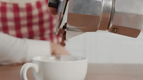 Close up frame of the coffee pot in the hands of a man Vidéo 155064508