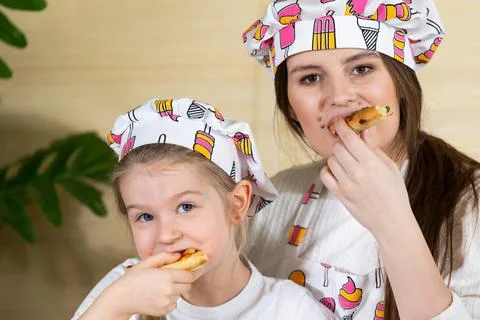 Close-up frame. The five-year-old daughter sat down on her mother's lap and Foto stock
