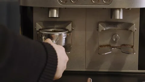 Close up frame of measuring coffee for brewing Vídeo Stock 145067508