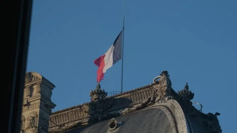 Close up of the french flag floating above the Louvre museum in Paris Vídeo Stock 277795059