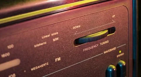  Close-up of frequency tuning knob on an old radio receiver, highlighting ... Foto stock