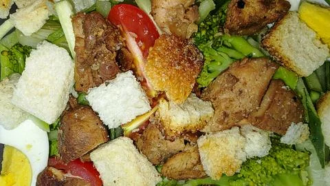 Close Up of Fresh Caesar Salad with Roasted Chicken Croutons and Broccoli Stockfoto's