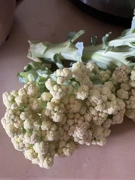 Close-up of Fresh Cauliflower on a Table Foto stock