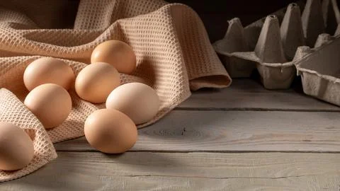 Close-up of fresh chicken eggs on rustic wooden peasant table Foto stock