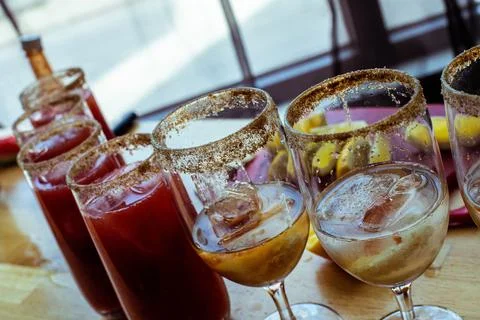 Close-up of fresh drinks in glasses on table Foto stock