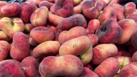Close-up of fresh flat peaches, also known as donut or Saturn peaches Vidéo 340997593