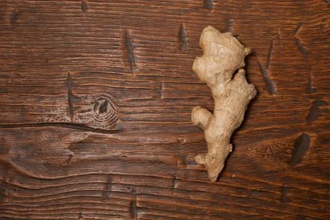 Close up of fresh ginger root spice on wooden table Foto stock