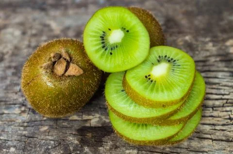 Close up fresh kiwi fruit on old wood background. Foto stock