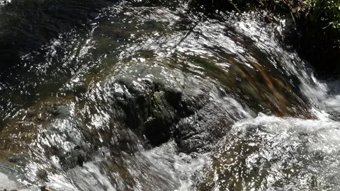 Close up of fresh natural water source flowing fast over rocks Vidéo 92531400