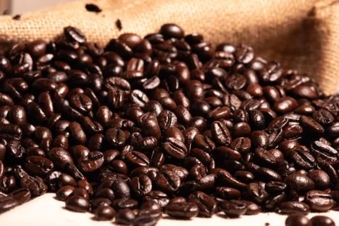 Close-up fresh roasted coffee beans in brown sack. Foto stock