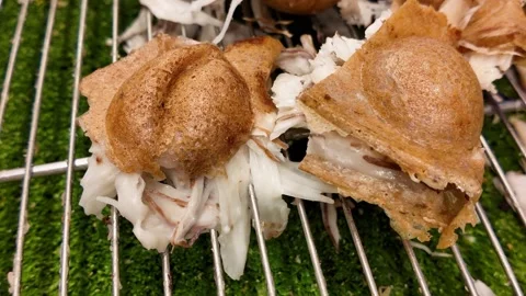 Close Up of Fresh Thai Khanom Krok Coconut Pancakes on Cooling Rack Vidéo 340016627