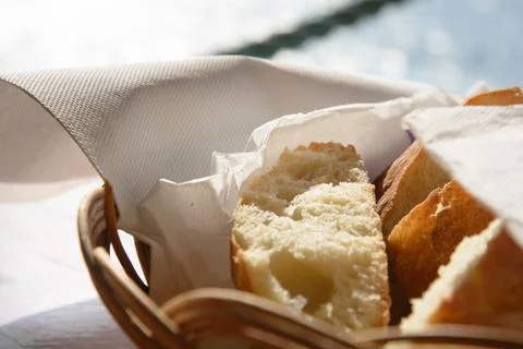 Close-up of fresh white bread in a basket with a Mediterranean background and Stockfoto's
