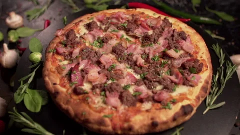 Close-up of a freshly made pizza. Vídeo Stock 148151127