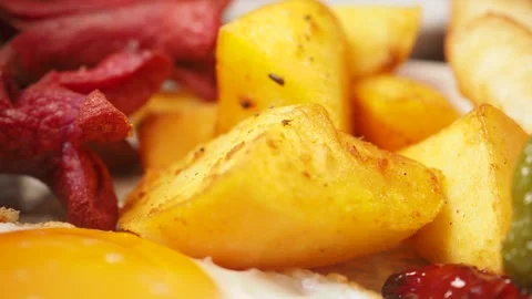 Close up of fried breakfast potatoes with sausage and egg in cinematic motion Vídeos de archivo 332097511