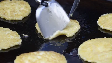 Close up Fried corn on big pan. 스톡 동영상 80047333