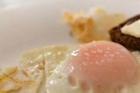 Close-up of fried eggs in a pan Foto stock