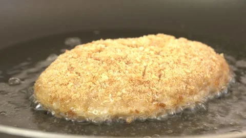 Close-up of fried juicy cutlets in breadcrumbs in a pan. Appetizing food Stock-Footage 140095128